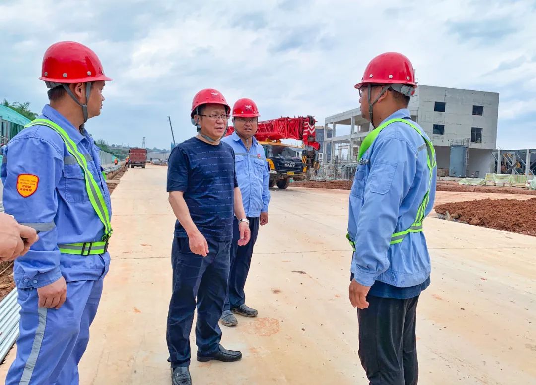 王大真不打招呼到田家河氨醇項目和股份公司猇亭園區(qū)現場檢查工作，并走訪慰問干部職工