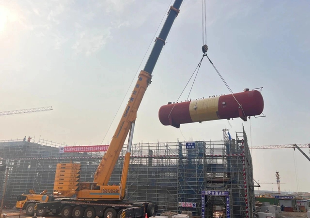 首臺大型設備“落戶”，氯堿新能源項目吹響工程設備安裝新號角！(圖1)
