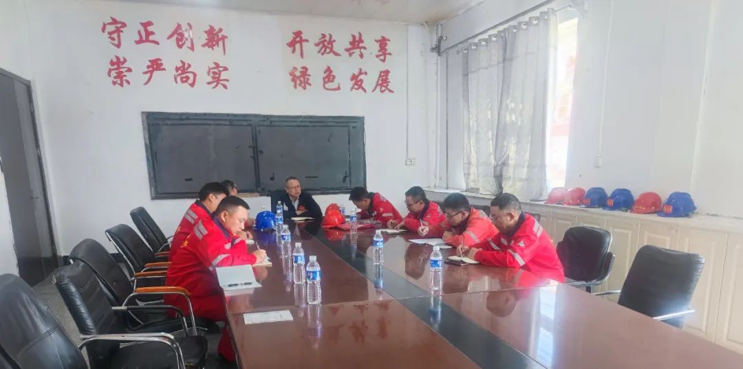 化機(jī)公司黨委書記、董事長、總經(jīng)理楊中澤到內(nèi)蒙宜化項目現(xiàn)場辦公(圖3)